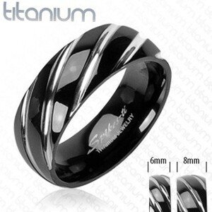 Titánium gyűrű fekete színben - keskeny ferde bemetszések ezüst árnyalatban - Nagyság: 57