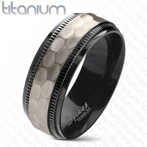 Titánium gyűrű, fekete bemetszett szélek, csiszolt matt középső sáv, 8 mm - Nagyság: 60