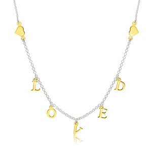 925 ezüst nyaklánc - fényes szívek és "LOVED" felirat arany színárnyalatban