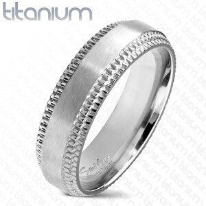 Titánium gyűrű ezüst színárnyalatban – matt középső sáv, recés szélek, 6 mm - Nagyság: 49